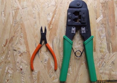 Jobbra egy kis csípőfogó míg balra egy krimpelőfogó látható amely RJ45 és RJ11 csatlakozókhoz egyaránt alkalmas