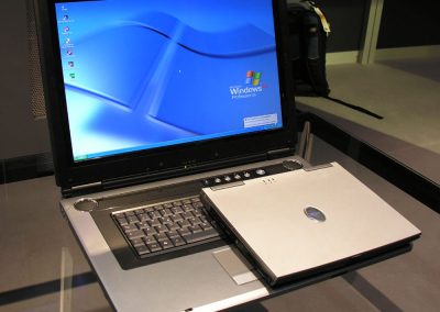 Clevo Computer Company 19"es gépe. Mellette egy 12" noti :)