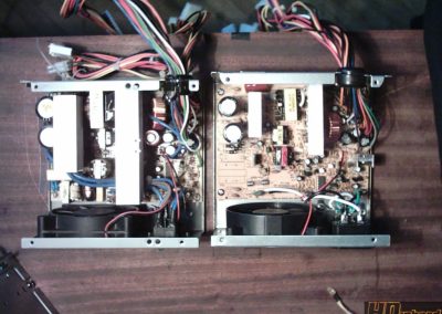 Bal oldalon egy középkategóriás (ATNG) 250W-os táp míg a jobb oldalon 1 Codegen 300W található. A képen érzékelhető a különbség.