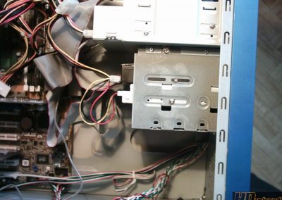 Kerüljük az ilyen házakat ahol nincs elég hely a hdd szelőzésének. Ha már ez jutott akkor jobb távtartókkal a cd-dvd alá helyezni.